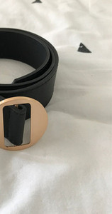 Cureaua de dama cu catarama rotunda