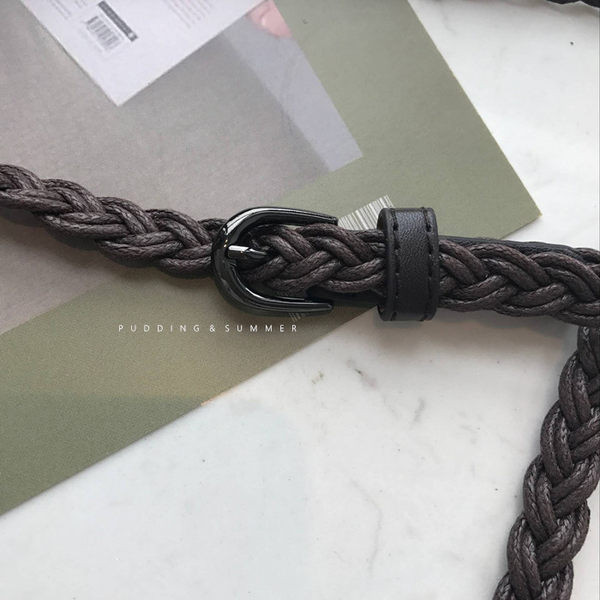 Curea subțire împletită cu cataramă