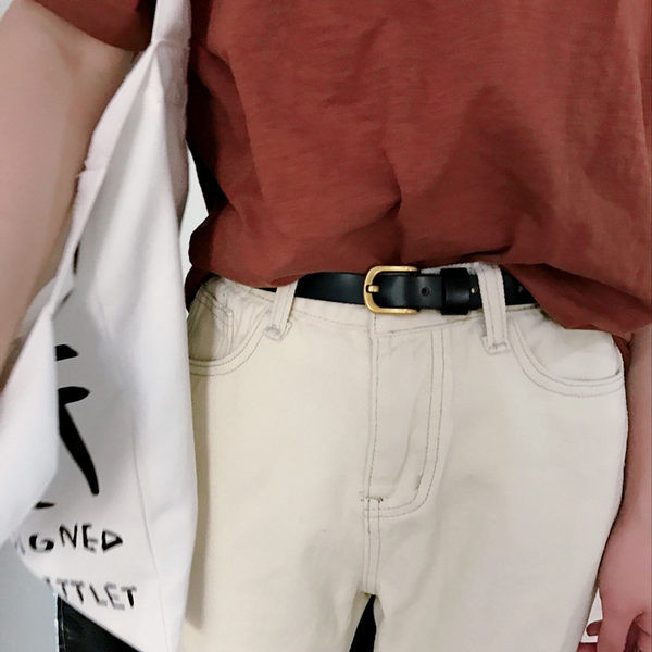 Tanak ležeran remen od eko kože s metalnom kopčom