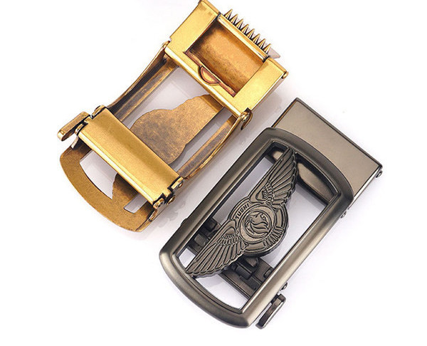 Elegáns férfi öv dekoratív csattal