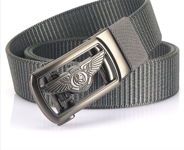 Elegáns férfi öv dekoratív csattal