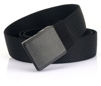 O cola modernă pentru bărbați din material textil cu cataramă metalică