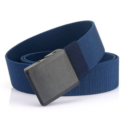 O cola modernă pentru bărbați din material textil cu cataramă metalică