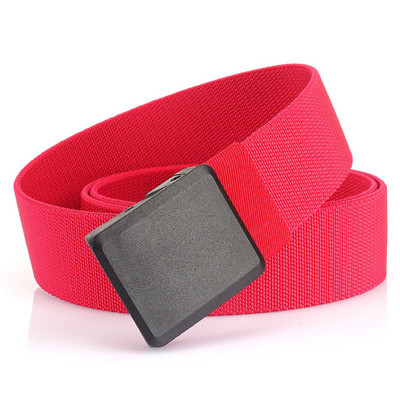 O cola modernă pentru bărbați din material textil cu cataramă metalică