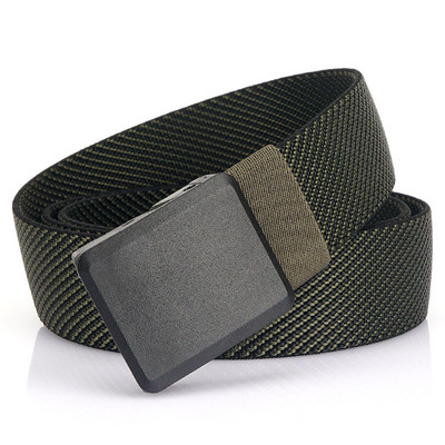 O cola modernă pentru bărbați din material textil cu cataramă metalică