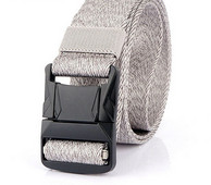 Cureaua moderna din material textil cu catarama metalica pentru barbati