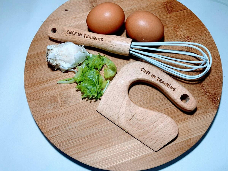 Personalizovaná detská sada na varenie, kuchynská súprava na mieru, sada nožov a metličiek, detský riad, vianočná plnka do pančuchy, darček pre šéfkuchára