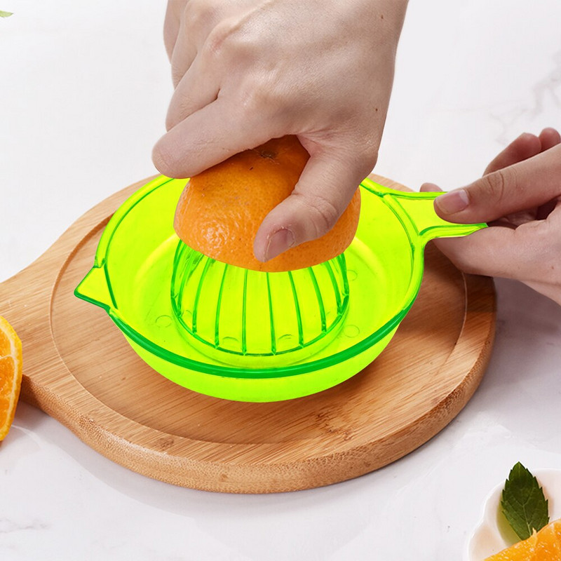 Plastový odšťavovač na citrusy, manuálny ručný odšťavovač na citróny, jednoduchý odšťavovač na pomaranče s rukoväťou a nalievačom, zelený