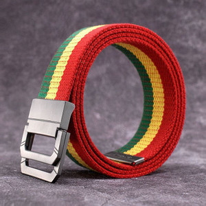 Curea bărbătească din pânză în dungi cu cataramă metalică