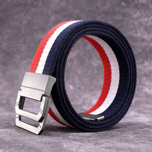 Curea bărbătească din pânză în dungi cu cataramă metalică