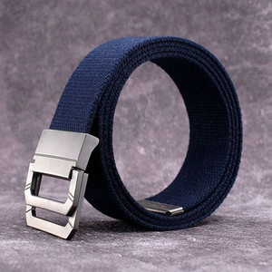 Curea bărbătească din pânză în dungi cu cataramă metalică