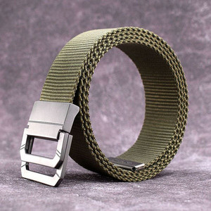 Curea bărbătească din pânză în dungi cu cataramă metalică