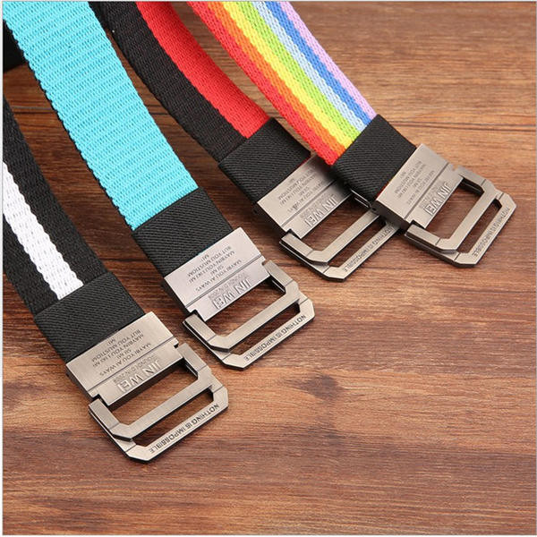 Curea bărbătească din pânză în dungi cu cataramă metalică