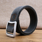 Pánsky textilný opasok s výšivkou a kovovou prackou