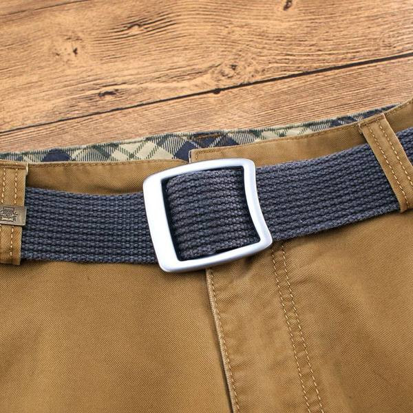 Pánsky textilný opasok s výšivkou a kovovou prackou