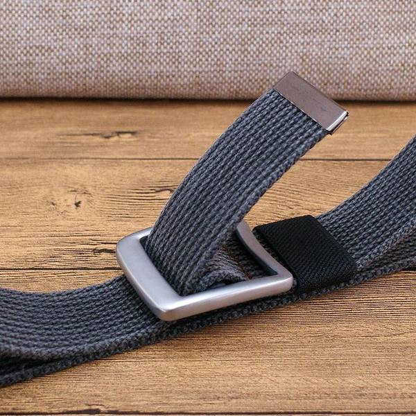 Pánsky textilný opasok s výšivkou a kovovou prackou