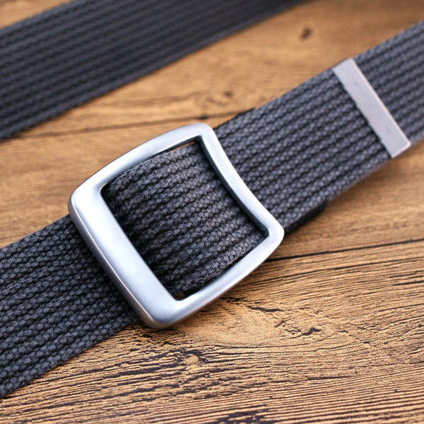 Pánsky textilný opasok s výšivkou a kovovou prackou