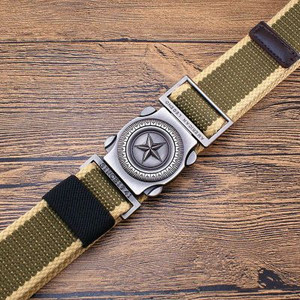 Μοντέρνα ανδρική υφασμάτινη ζώνη με μεταλλικό κούμπωμα και διακόσμηση με αστέρι