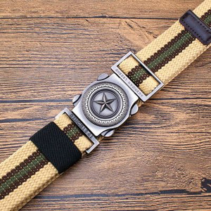 Μοντέρνα ανδρική υφασμάτινη ζώνη με μεταλλικό κούμπωμα και διακόσμηση με αστέρι