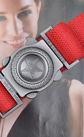 Μοντέρνα ανδρική υφασμάτινη ζώνη με μεταλλικό κούμπωμα και διακόσμηση με αστέρι