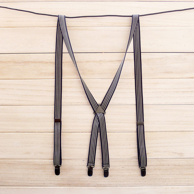 Rugalmas anyagból készült textil harisnyatartó és fém klipsz