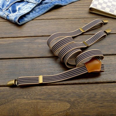 Rugalmas anyagból készült textil harisnyatartó és fém klipsz