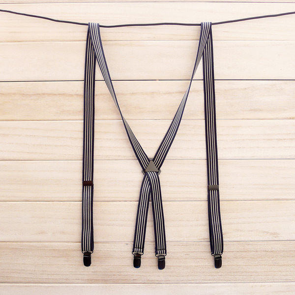 Rugalmas anyagból készült textil harisnyatartó és fém klipsz