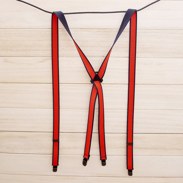 Rugalmas anyagból készült textil harisnyatartó és fém klipsz