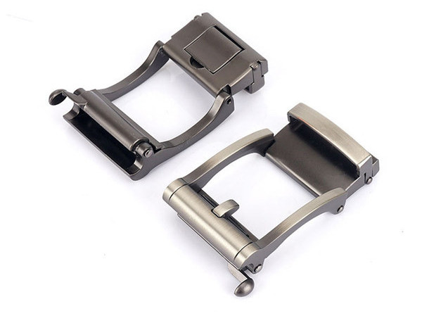 Cureaua de panza pentru barbati cu catarama metalica