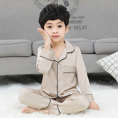 Dječja dvodijelna pidžama za dječake s gumbima i printom