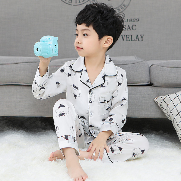 Dječja dvodijelna pidžama za dječake s gumbima i printom