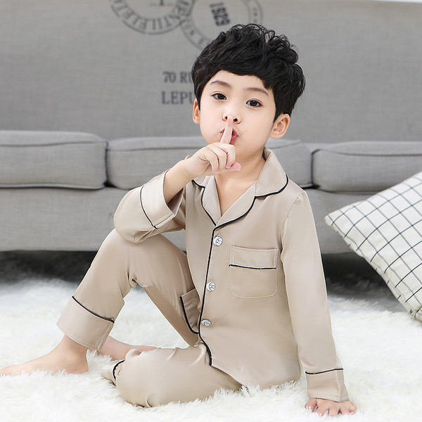 Dječja dvodijelna pidžama za dječake s gumbima i printom