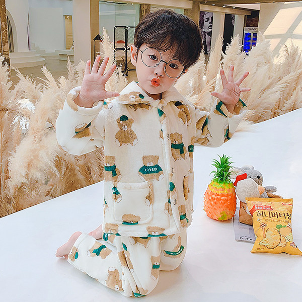 Kétrészes gyerekpizsama, más mintával és gombokkal fiúknak