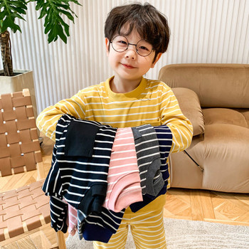 Раирана детска пижама от две части за момчета