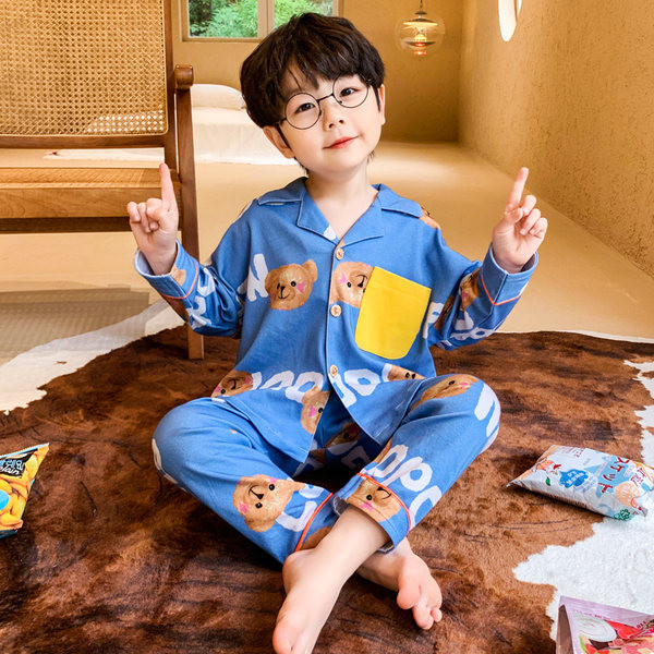 Nööpide ja trükiga laste pidžaamad poistele