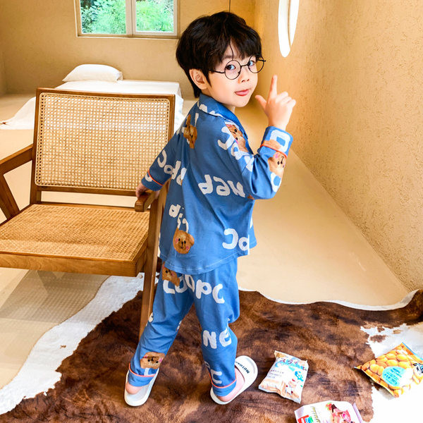 Nööpide ja trükiga laste pidžaamad poistele