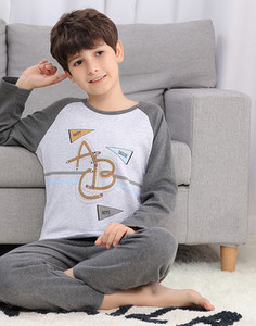 Detské dvojdielne pyžamo pre chlapcov s oválnym výstrihom