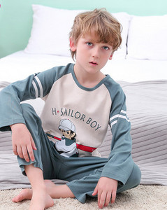 Detské dvojdielne pyžamo pre chlapcov s oválnym výstrihom