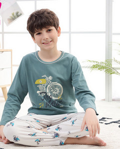 Detské dvojdielne pyžamo pre chlapcov s oválnym výstrihom