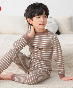 Detské pyžamo s pruhovanou potlačou pre chlapcov