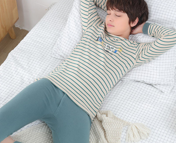 Dvojdielne detské pyžamo pre chlapcov - s oválnym výstrihom