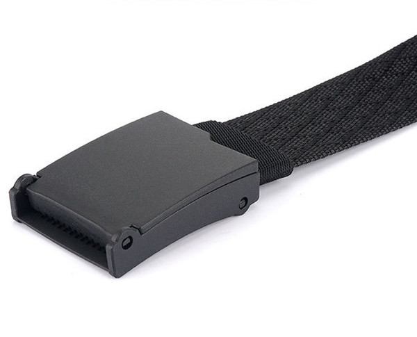 Model curat cu centura textila cu inchizatoare metalica