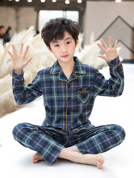 Chlapčenské pyžamo s ležérnou potlačou a gombíkmi