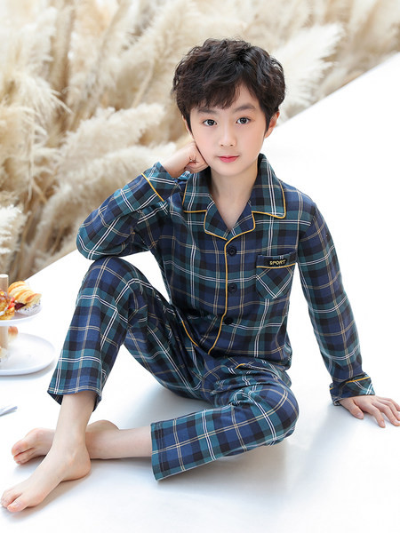 Chlapčenské pyžamo s ležérnou potlačou a gombíkmi