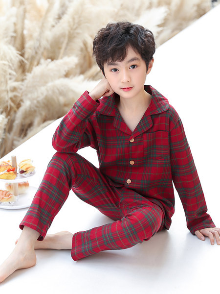 Chlapčenské kockované pyžamo s golierom na gombíky