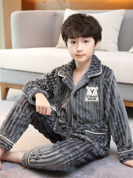 Chlapčenské plyšové pyžamo s výšivkou