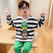 Nový model detského pyžama - pruhovaná blúzka a spodný diel pre chlapcov