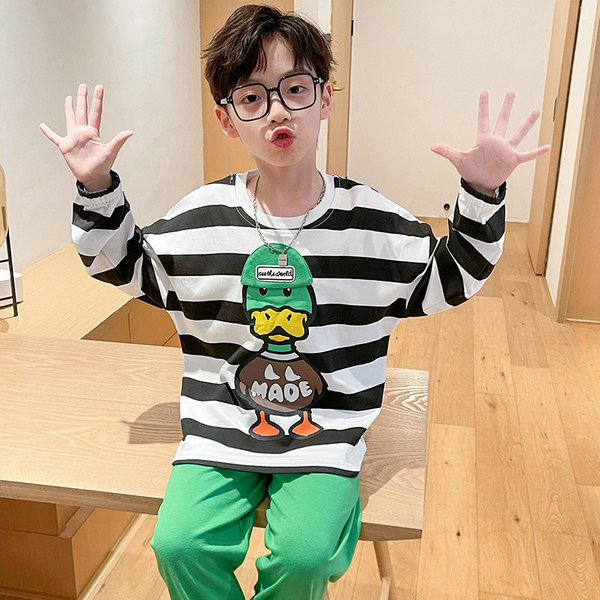 Nový model detského pyžama - pruhovaná blúzka a spodný diel pre chlapcov