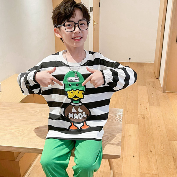 Nový model detského pyžama - pruhovaná blúzka a spodný diel pre chlapcov