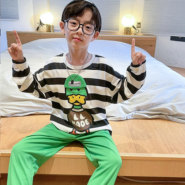 Nový model detského pyžama - pruhovaná blúzka a spodný diel pre chlapcov